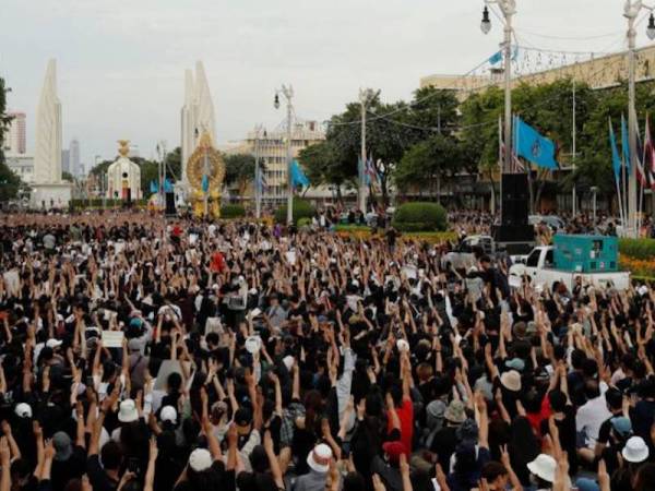 Ribuan penunjuk perasaan itu berhimpun di Monumen Demokrasi di Bangkok hari ini. - Foto Agensi