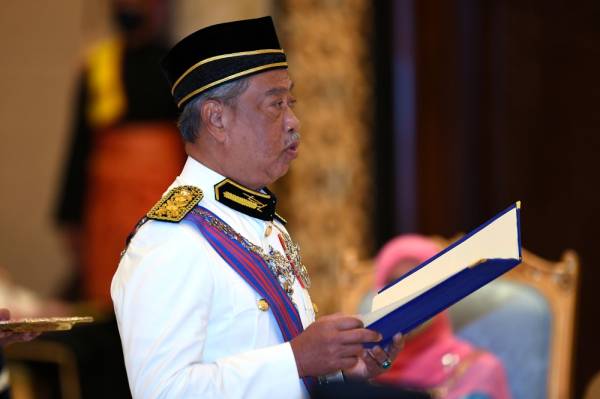 Muhyiddin mempersembahkan ucapan tahniah kepada Yang di-Pertuan Agong pada Istiadat Pengurniaan Darjah Kebesaran, Bintang dan Pingat Persekutuan Tahun 2020 sempena Hari Keputeraan Rasmi Yang di-Pertuan Agong di Istana Melawati hari ini. - Foto Bernama