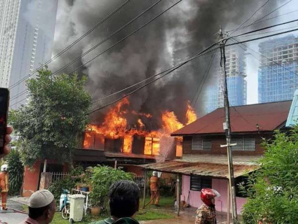 Dua buah rumah dan sebuah kereta musnah dalam kebakaran di Jalan Masjid Jamek Jelutong, Jelutong pagi tadi. -Foto JBPM