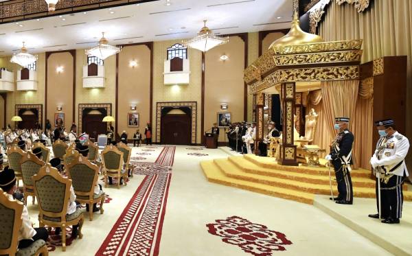 Yang di-Pertuan Agong Al-Sultan Abdullah Ri’ayatuddin Al-Mustafa Billah Shah bersama Raja Permaisuri Agong Tunku Hajah Azizah Aminah Maimunah Iskandariah pada Istiadat Pengurniaan Darjah Kebesaran, Bintang dan Pingat Persekutuan 2020 bersempena Hari Keputeraan Rasmi Yang di-Pertuan Agong di Istana Melawati hari ini.  -Foto Bernama