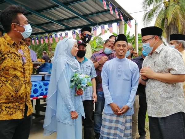 Amir Khusyairi sempat memenuhi jemputan perkahwinan Nurul Haziqah dan Muhammad Amirul Aizar dalam kempennya di Felda Gunung Besout 1 hari ini.