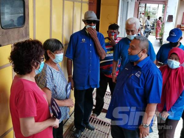 Mohd Zaidi bertemu dengan penduduk di Trolak Pekan, Tanjung Malim.