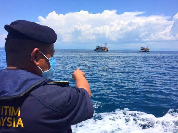 Muhd Nur Syam Asmawie menunjukkan bot nelayan warga Vietnam yang telah bertindak menyerang aset APMM dalam kejadian 81 batu nautika dari muara Tok Bali. 