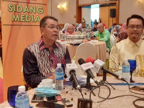 Shaharuddin (kiri) pada sidang akhbar selepas Majlis Anugerah Perkhidmatan Cemerlang JPJ Zon Selatan dekat Klana Resort di sini hari ini.