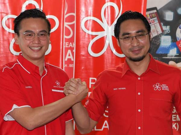 Wan Ahmad Fayhsal (kanan) bergambar bersama Naib Ketua Armada, Ceasar Mandela Malakun (kiri) pada sidang akhbar di Ibu Pejabat Bersatu, Menara Yayasan Selangor, Petaling Jaya hari ini. - Foto Bernama