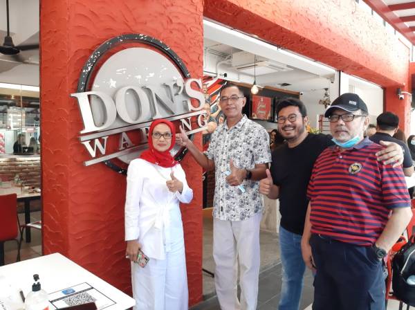 
Megat D. Shahriman (dua dari kanan) bersama Rosol Wahid (dua dari kiri) pada majlis pelancaran Don’s Warong di Plaza Damas, Taman Sri Hartamas, Kuala Lumpur baru-baru ini.