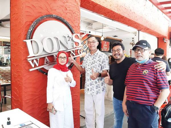 Megat D Shahriman (dua dari kanan) bersama Rosol Wahid (dua dari kiri) pada majlis pelancaran Don’s Warong di Plaza Damas, Taman Sri Hartamas, Kuala Lumpur baru-baru ini.