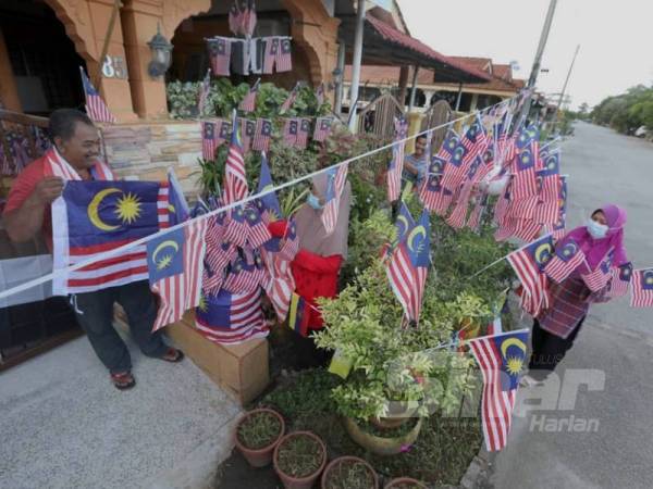 Md Amin bersama isterinya, Rozana menghiasi rumah mereka dengan lebih 200 Jalur Gemilang.