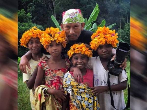 Dome merakam gambar bersama kanak-kanak orang asli di Kuala Koh, Kelantan. - Foto Facebook Dome Nikong