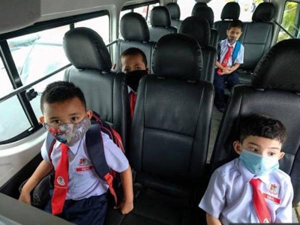 Murid sekolah memakai pelitup muka bagi melindungi dari penularan wabak Covid-19.- Foto Bernama