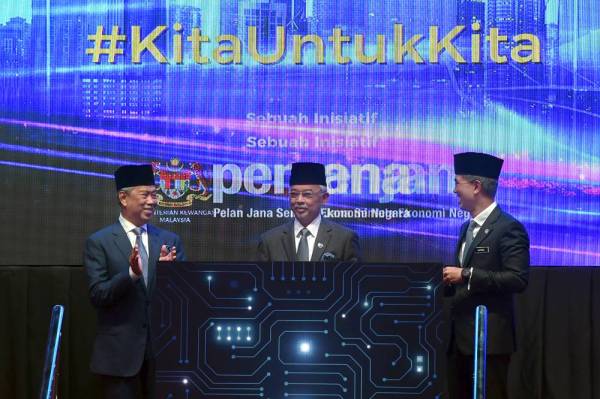 Al-Sultan Abdullah Ri’ayatuddin Al-Mustafa Billah Shah (tengah) diiringi Muhyiddin (kiri) dan Zafrul pada majlis pelancaran Sukuk Prihatin di Kementerian Kewangan, Putrajaya hari ini. -Foto Bernama