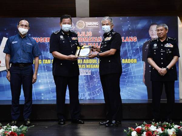 Abdul Hamid (dua dari kiri) menyampaikan APC kepada Pengarah Pengurusan Polis Diraja Malaysia (PDRM), Datuk Seri Abd Rahim Jaafar (dua dari kanan) pada Majlis Anugerah Perkhidmatan Cemerlang PDRM Tahun 2019 di ibu Pejabat Polis Bukit Aman hari ini. Foto: Bernama