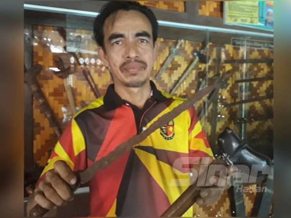 Izhar menunjukkan keris berusia 500 tahun yang masih berbau harum di galerinya di Kampung Padang Panjang, Mukim Malau, Jitra, dekat sini semalam.