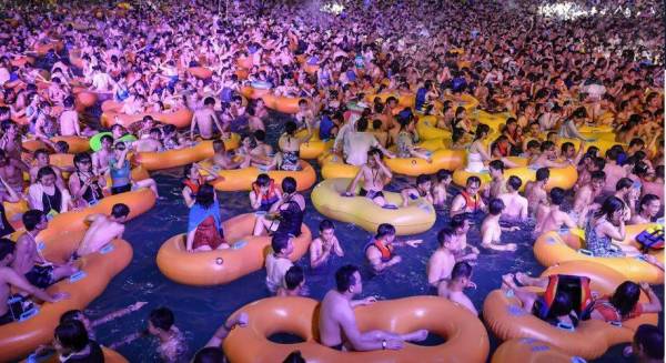 Setelah diisytihar bebas daripada wabak Covid-19 yang melanda selama hampir tiga bulan, ribuan pengunjung membanjiri pesta kolam di Maya Beach Water Park di Wuhan, China, minggu lalu.