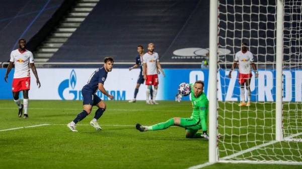 Juan Bernat antara pencetak gol pada aksi di Estadio da Luz, Lisbon pagi tadi.