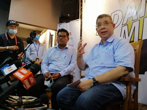 Saifuddin (kanan) pada sidang akhbar sempena Majlis Ramah Mesra bersama Media di Pusat Media Pilihan Raya Kecil (PRK) Slim hari ini yang turut dihadiri Khairul Shahril.