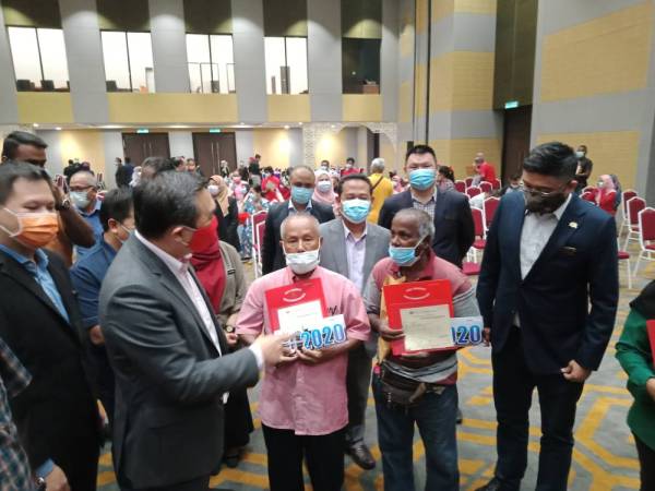 Ng Sze Han beramah mesra bersama penjaja yang menerima Lesen Penjaja Sementara dalam Majlis Penyerahan Lesen Penjaja Sementara Pasca Covid-19 peringkat Majlis Perbandaran Klang(MPK) bertempat di Dewan Hamzah, hari ini.