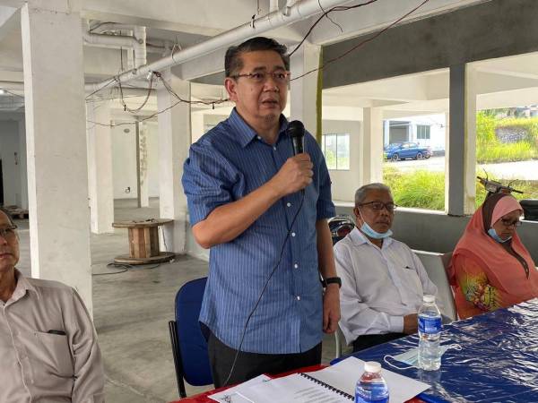 Salahudin (tengah) menerima memorandum daripada wakil penduduk berkenaan masalah rumah terbengkalai di Taman Desa Kempas, Johor Bahru, hari ini.