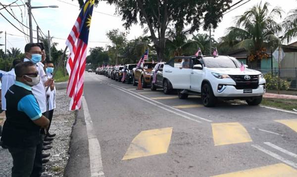 Mohd Azuan membuat pelepasan peserta pada Konvoi Merdeka di hadapan SMK Seri Desa, Tanjong Karang semalam.