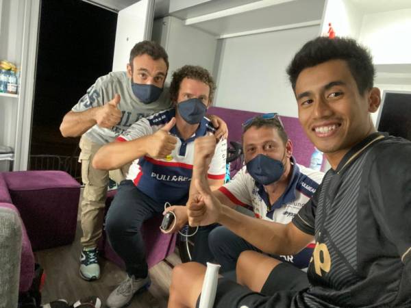 Hafizh Syahrin berkata, keadaannya kini semakin baik berbanding sebelum ini namun masih merasakan kesakitan terutamanya di bahagian bawah badannya. -Foto: Aspar Team