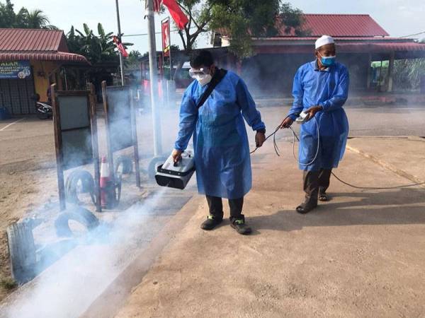 Pasar Bisik di Pusat Pendaratan Ikan Kuala Muda Kedah disanitasi hari ini dalam usaha memutuskan rantaian Covid-19.