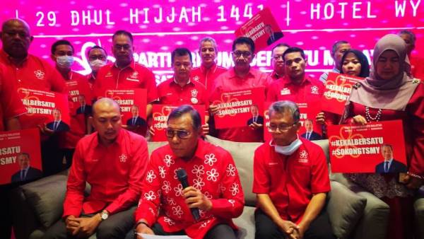 Abdul Rashid (tengah) pada sidang akhbar selepas Majlis Perasmian Persidangan Bahagian Bersatu Negeri Selangor dan Majlis Ramah Mesra bersama Calon-calon Pemilihan Bersatu Penggal 2019-2022 di Hotel Wyndham Acmar, Klang hari ini.