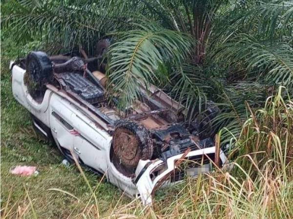 Keadaan Toyota Hilux yang terjatuh ke dalam gaung selepas dipercayai hilang kawalan.