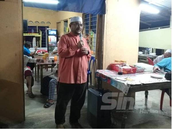 Mujahid menyampaikan ceramah ketika membantu kempen calon Bebas, Amir Khusyairi di Felda Gunung Besout 4, malam tadi.