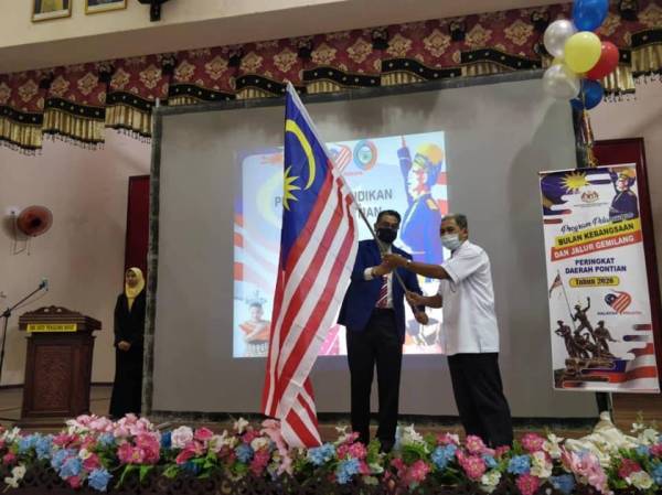 Zulkifly (kiri) melancarkan program Bulan Kebangsaan di SMK Dato Penggawa Barat, Pontian.