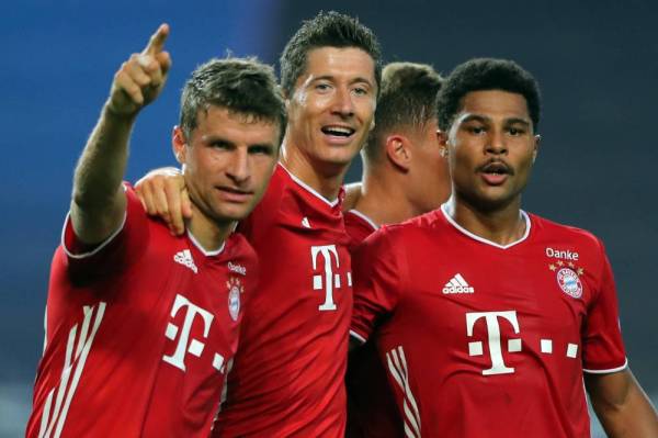 Gnabry (kanan) meraikan jaringan bersama Thomas Mueller (kiri) dan Lewandowski semasa aksi menentang Lyon di Lisbon.