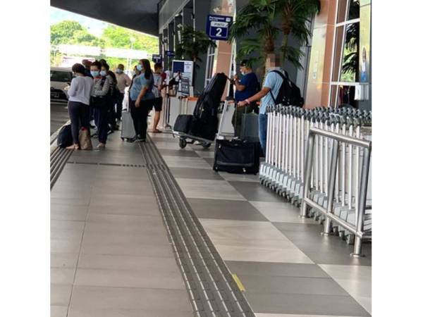 Gelang pink yang dipakai lelaki itu mengesahkan dia perlu dikuarantin di rumahnya di Langkawi. Foto: Polis Langkawi
