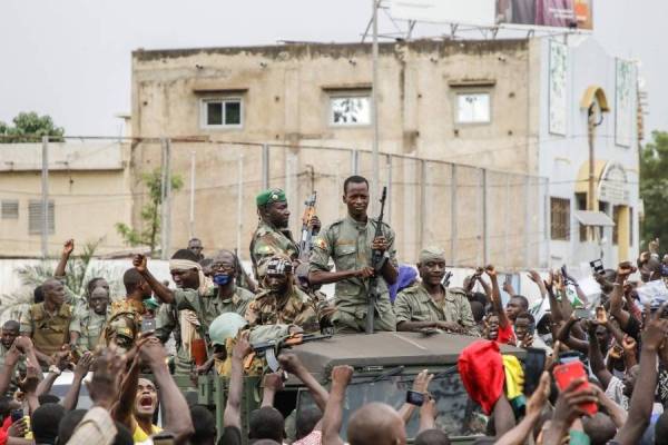 Anggota-anggota tentera dikelilingi oleh penduduk yang gembiran dengan kehadiran mereka di Bamako, Mali baru-baru ini. - Foto AFP