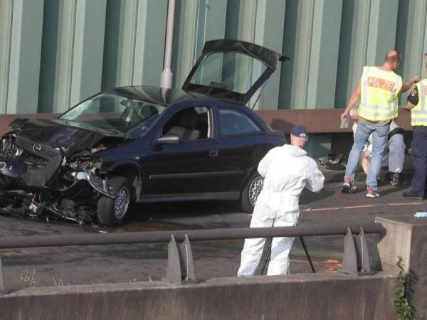 Seorang anggota polis berjalan dekat sebuah kereta yang terlibat dalam perlanggaran dengan sebuah motosikal di sebuah lebuh raya di Berlin, Jerman kelmarin - Foto AFP