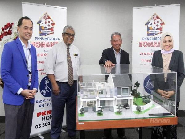 Dari kiri: Ishak, Azmi, Mohd Azizi dan Azilah menunjukkan salah satu model projek perumahan yang dibangunkan PKNS. - Foto Sinar Harian ASRIL ASWANDI SHUKOR
