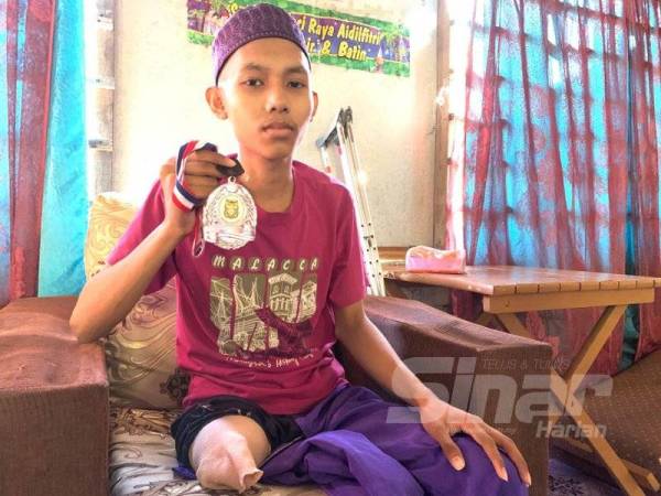 Muhammad Mikael menunjukkan medal yang pernah dimenanginya dalam acara kegemarannya di peringkat sekolah.