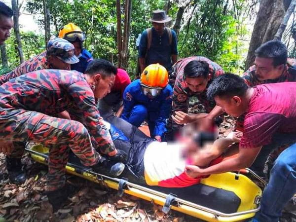 Mangsa berjaya diselamatkan dan dibawa turun oleh anggota terlibat dalam operasi di Bukit Kertau semalam. - Foto ihsan Bomba