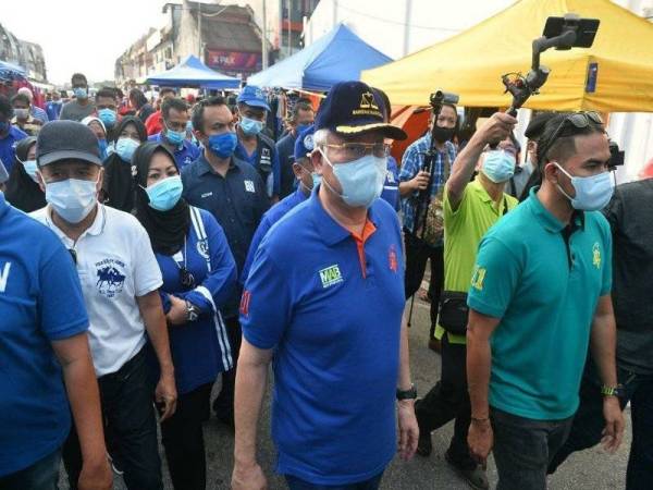 Najib ketika turun berkempen membantu calon BN sempena PRK DUN Slim. - Foto FB Najib Razak