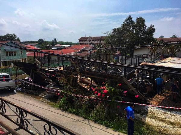 Keadaan dua unit rumah di Kampung Batu 1 hangus dalam kejadian awal pagi tadi. 