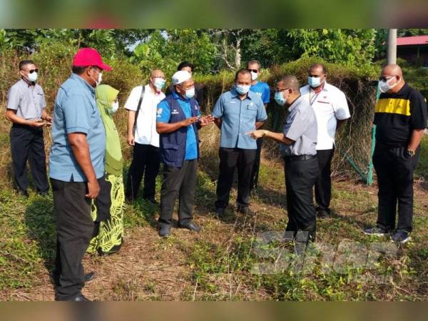 Dr Noor Azmi (dua dari kanan) bersama wakil penduduk melawat tapak Klinik Kesihatan Besout, Tanjung Malim hari ini.