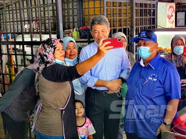 Mohd Zaidi (kanan) pada program santai pagi bersama Timbalan Presiden UMNO, Datuk Seri Mohamad Hasan di Medan Selera Slim River hari ini.