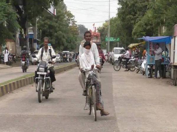 Shobram dan anak lelakinya menempuh perjalanan 48 jam sebelum tiba di pusat peperiksaan di bandar Dhar.
