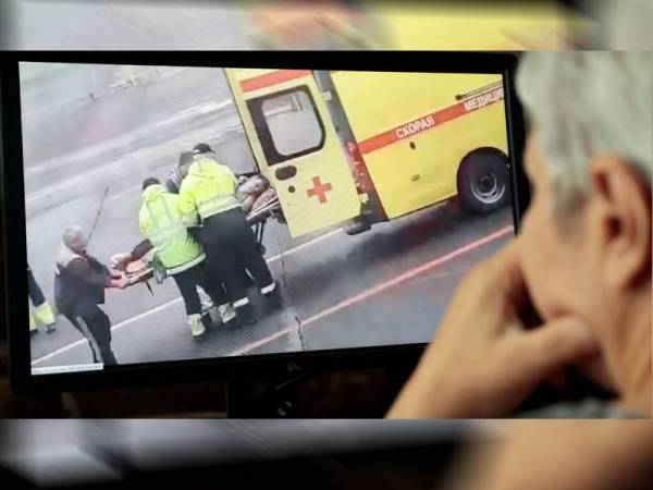 Navalny tidak sedarkan diri dan dimasukkan ke dalam ambulan di bandar Omsk, Siberia. Foto: Agensi