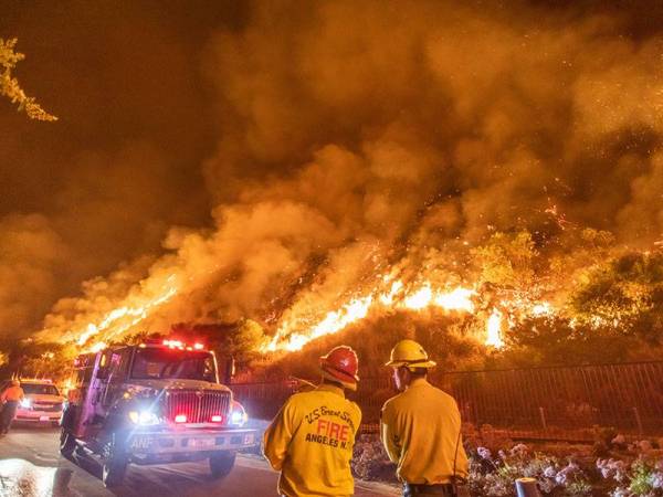 Pasukan bomba berhempas-pulas mengawal kebakaran di kawasan Azusa terletak 40 kilometer di timur Los Angeles. - Foto AFP