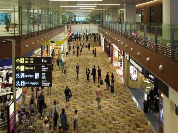 Jumlah penerbangan di Lapangan Terbang Antarabangsa Changi telah menurun daripada 1,000 pesawat sehari kepada 150 pesawat sehari sejak pandemik Covid-19. - Foto Agensi