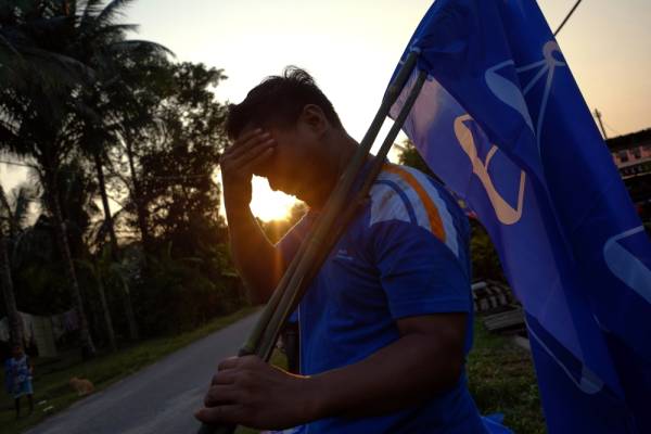 PRK DUN Slim pada 29 Ogos ini menyaksikan pertandingan tiga penjuru antara calon BN Mohd Zaidi Aziz dengan dua calon bebas iaitu Amir Khusyairi Mohamad Tanusi dan S Santharasekaran. -Foto Bernama