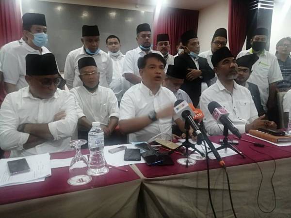 Imanuddin (tengah) ketika sidang akhbar pengumuman keluar Bersatu Melaka di Hotel Tun Fatimah Riverside Kampung Jawa di sini malam tadi.