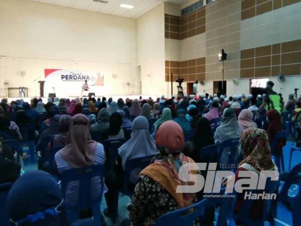 Penduduk Felda Trolak Selatan hadir bagi mendengar ceramah perdana sempena Maal Hijrah semalam.