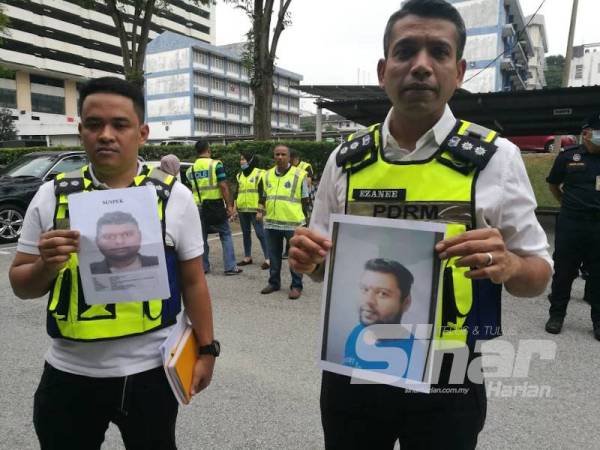 Nik Ezanee (kanan) menunjukkan gambar teman lelaki kepada ibu kanak-kanak malang itu yang dicari bagi membantu siasatan.