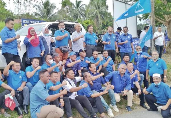 Mohammad Fakhruddin (tengah, dua dari kanan) bersama Wan Rosdy dan barisan Jentera BN yang turun padang membantu kempen PRK DUN Slim, Perak hari ini.