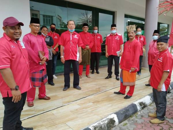 Isa ( dua dari kiri) bersama ahli sewaktu Persidangan Bersatu Bahagian Pontian hari ini.